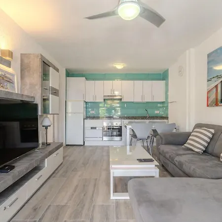 Charming 1-bedroom With Ocean Views In Appartamento