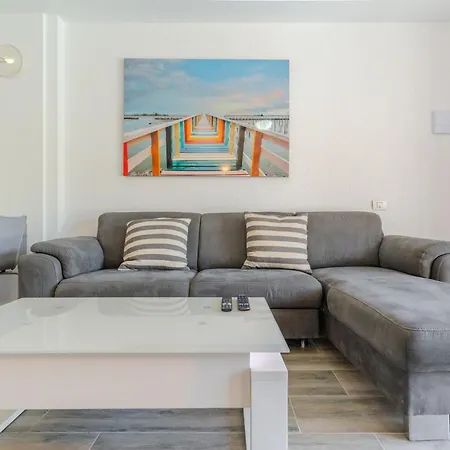 Charming 1-bedroom With Ocean Views In
