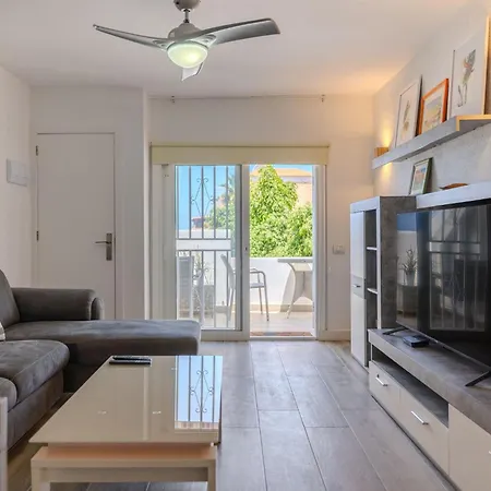 Charming 1-bedroom With Ocean Views In Appartamento