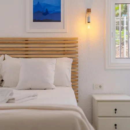 Charming 1-bedroom With Ocean Views In Appartamento