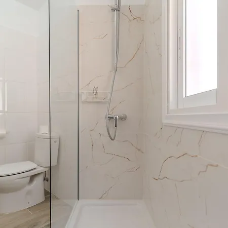 Charming 1-bedroom With Ocean Views In Appartamento