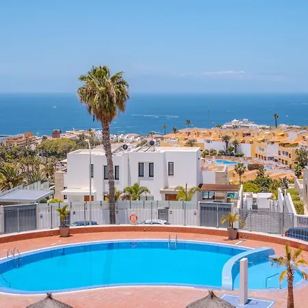 Charming 1-bedroom With Ocean Views In * アデヘ